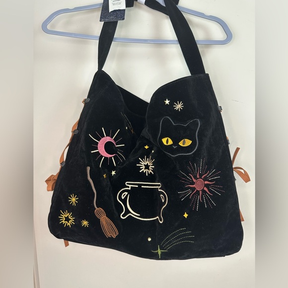 Her Universe Disney Hocus Pocus Black Icons Velvet Embroidered Crossbody Bag NWT - Picture 5 of 16